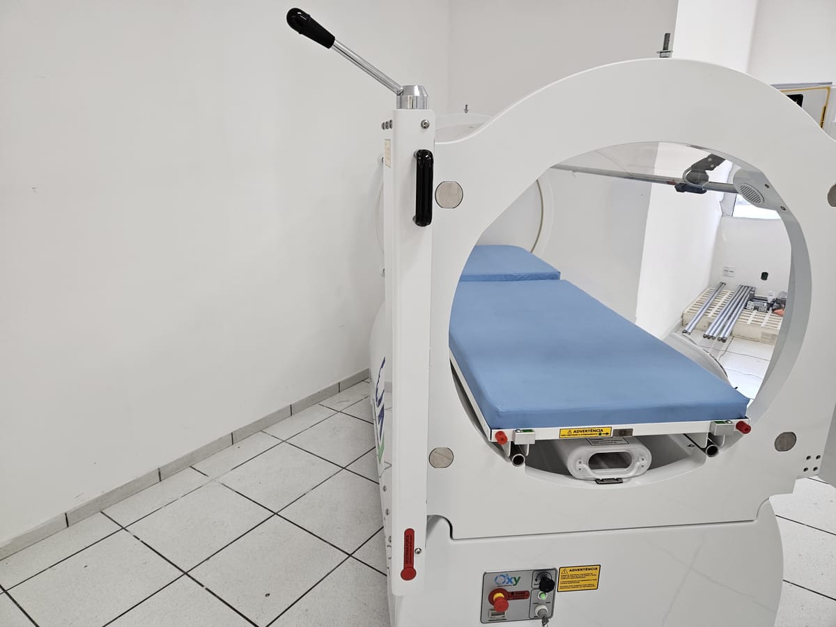 Câmara Oxy com escotilha aberta e leito móvel