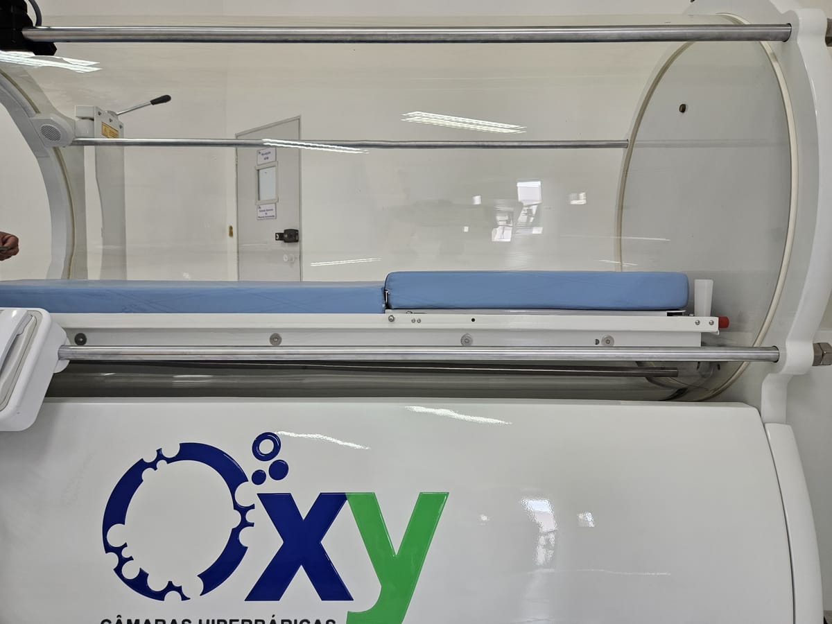 Câmara hiperbárica Oxy vista de lado, com o leito interno