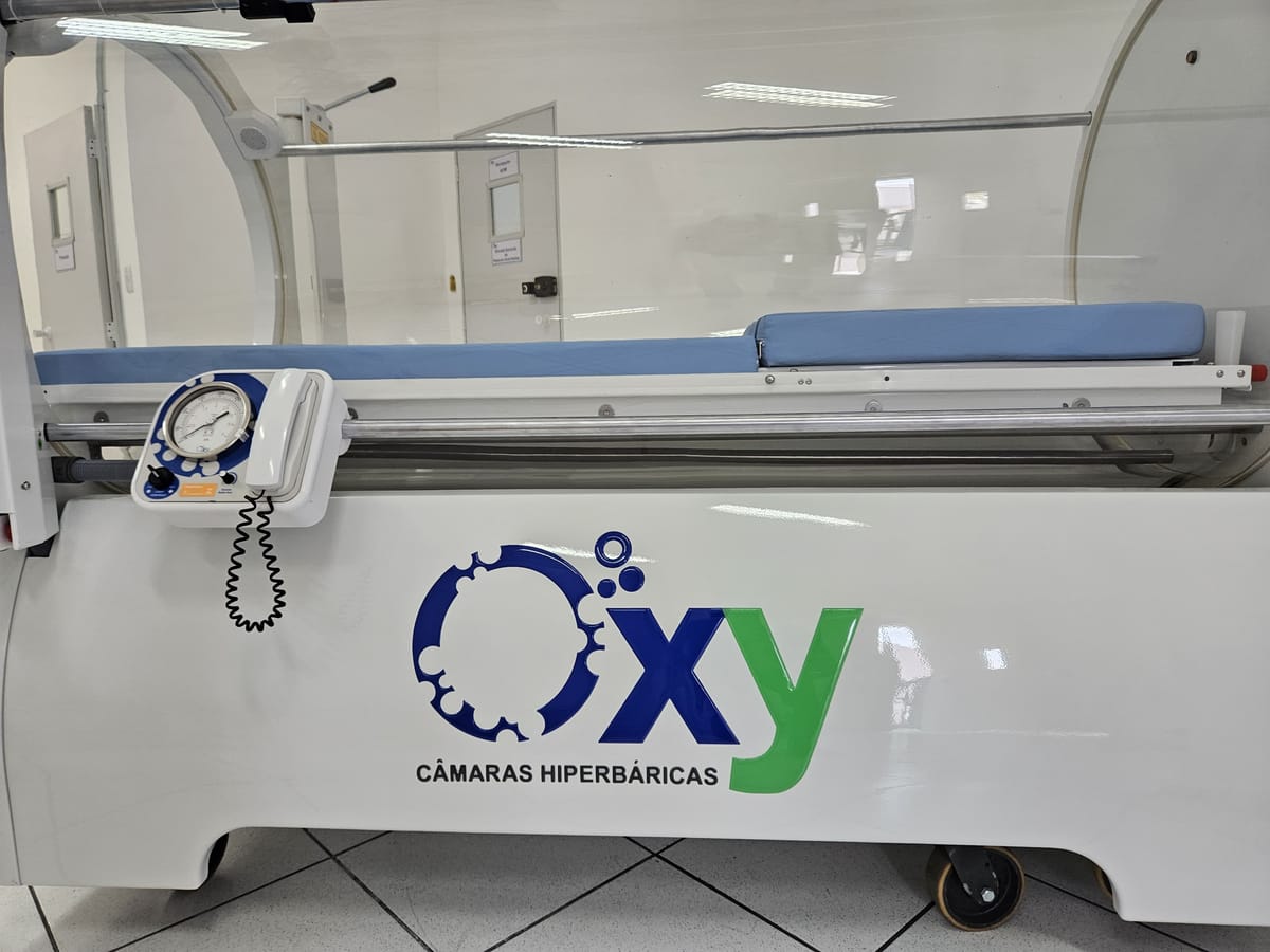 Painel de controle e manômetro da câmara Oxy
